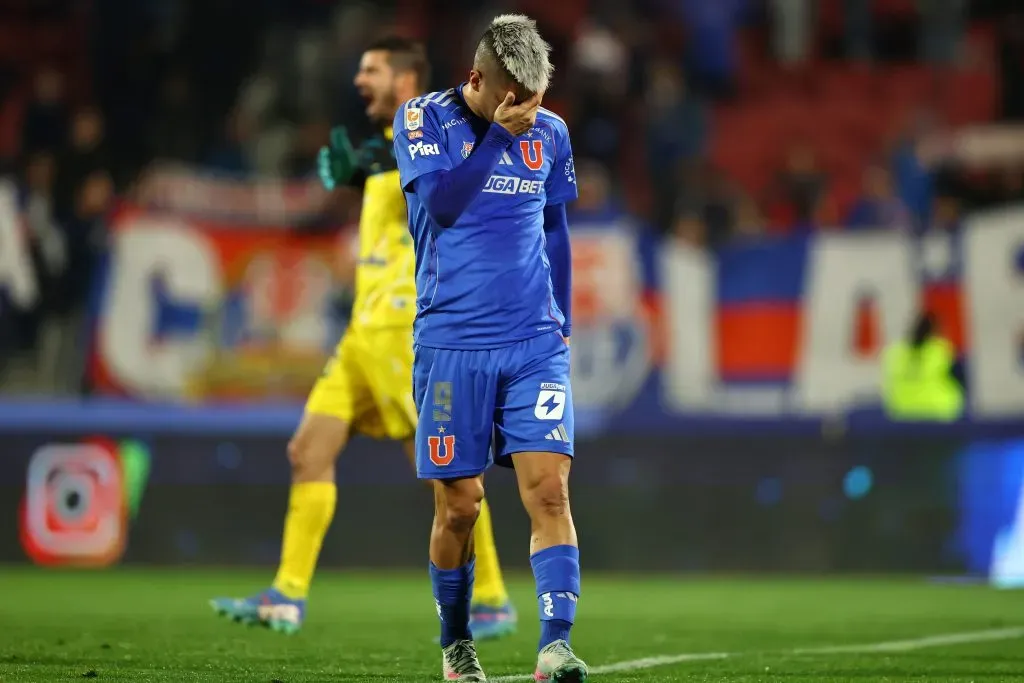 Leandro Fernández no pudo marcar el penal ante Cobresal y la U perdió tres puntos de oro. Foto: Photosport.