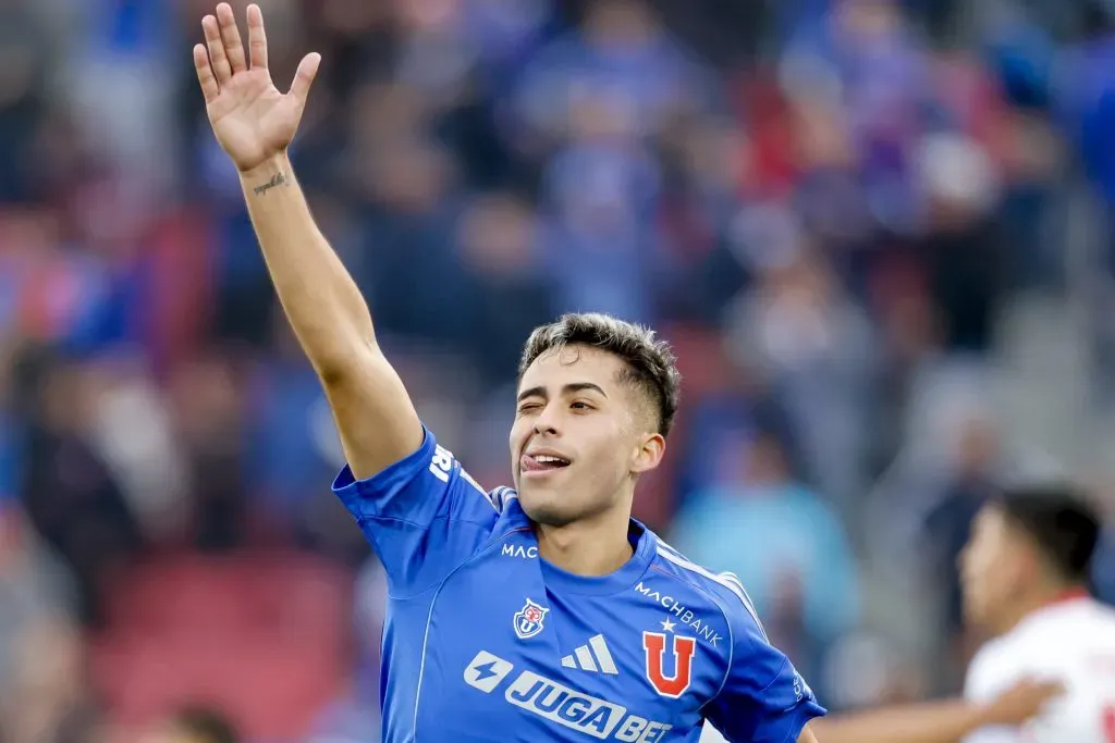 Lucas Assadi tiene vueltos locos a los históricos de la U. Foto: Pepe Alvujar/Photosport