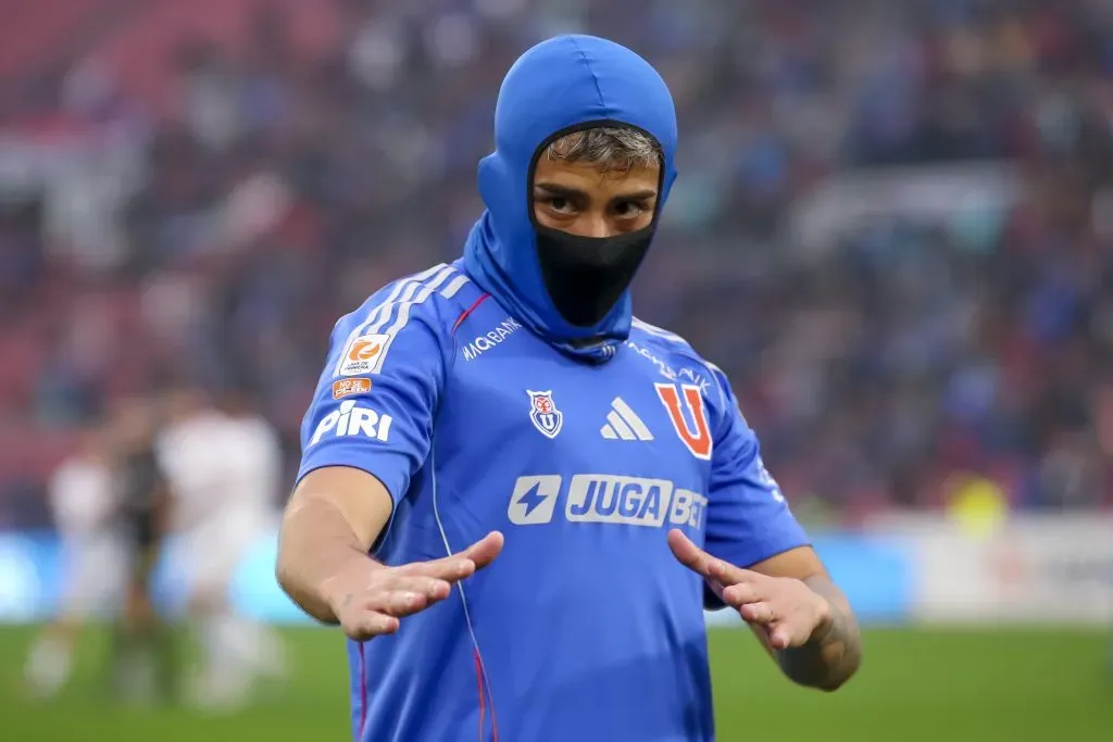 Lucas Assadi y su celebración como ninja en U de Chile. Foto: Pepe Alvujar/Photosport