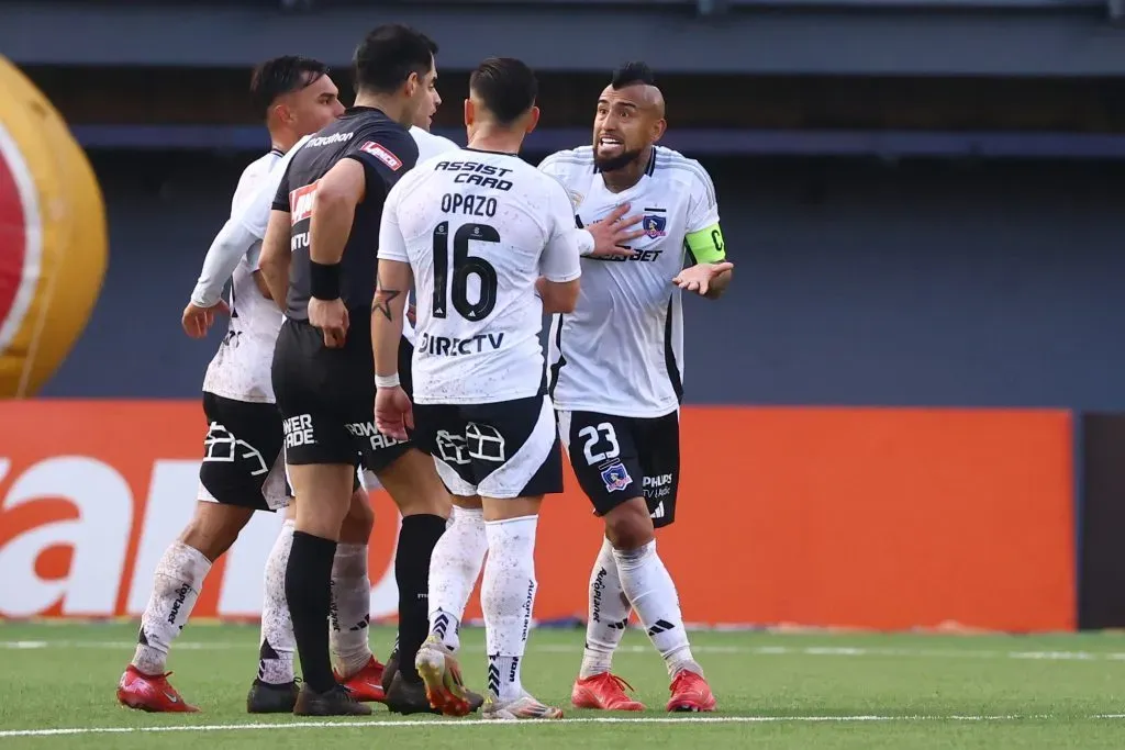 Vidal zafa y puede estar en Colo Colo contra la Católica, pero puede perderse Palestino y el Superclásico ante Universidad de Chile.