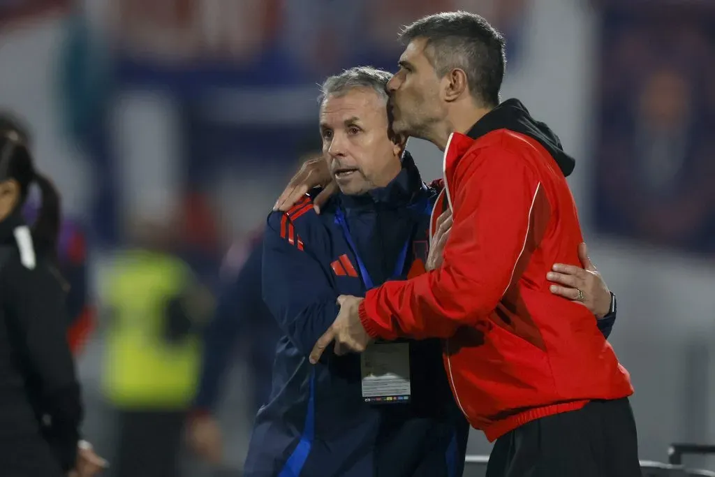 Gustavo Álvarez ganará dos jugadores para la revancha contra Independiente. Foto: Andres Pina/Photosport
