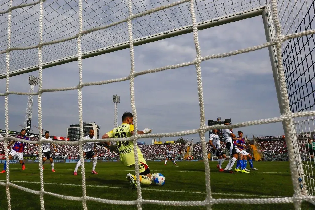 Colo Colo fue goleado ante U Católica en el clásico. Foto: Andres Pina/Photosport