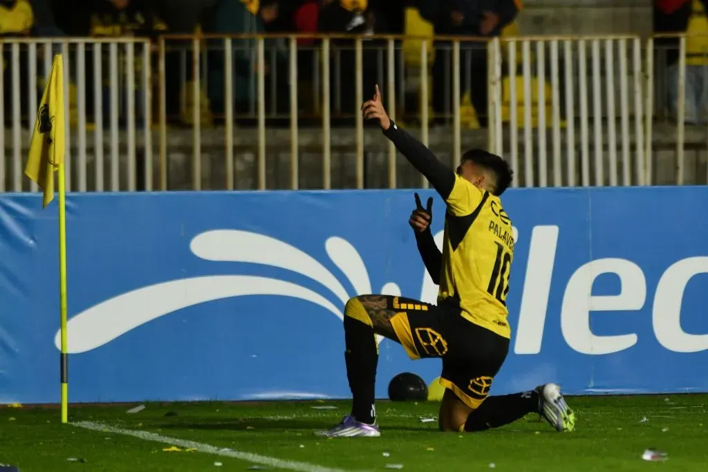 Palavecino celebrando el gol ante Everton de Viña del Mar | Photosport