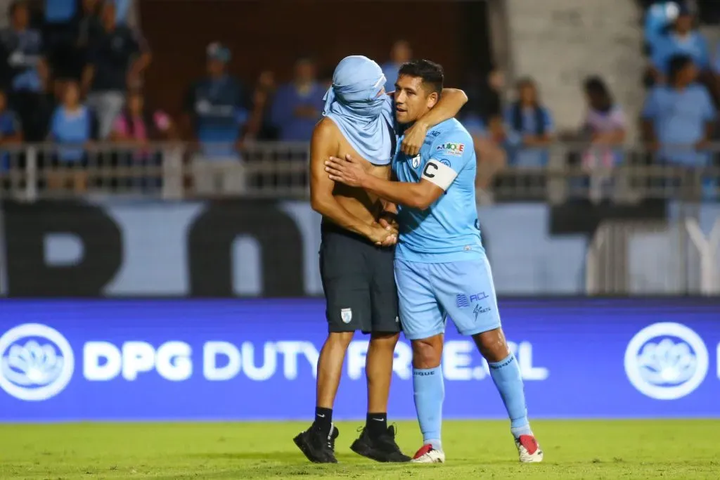 El apriete del hincha de Iquique con cabeza de polera.