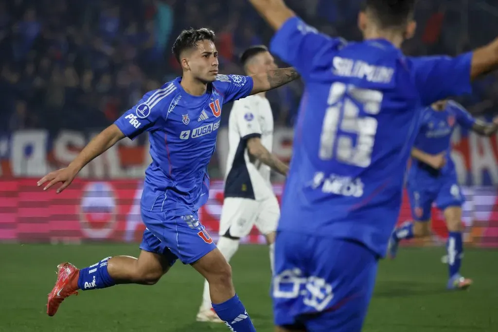 Los Azules incluso perdiendo en los 90′ podrían avanzar a cuartos de final de Sudamericana. (Foto: Andres Pina/Photosport)