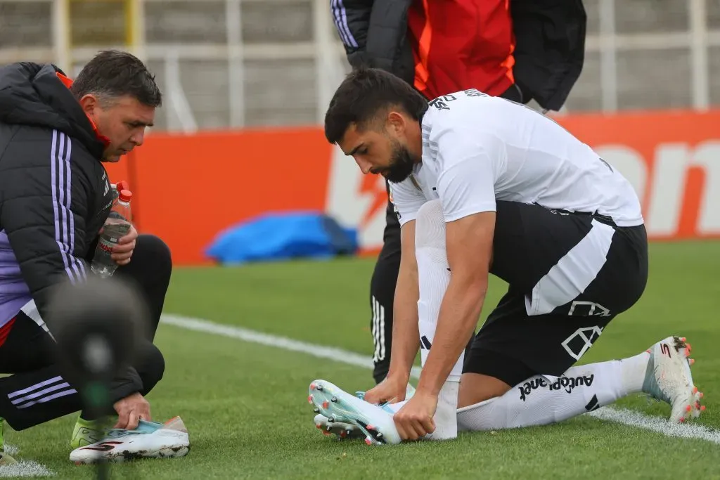 Emiliano Amor fue amonestado y se queda afuera del Superclásico entre Colo Colo y la U. Foto: Photosport.