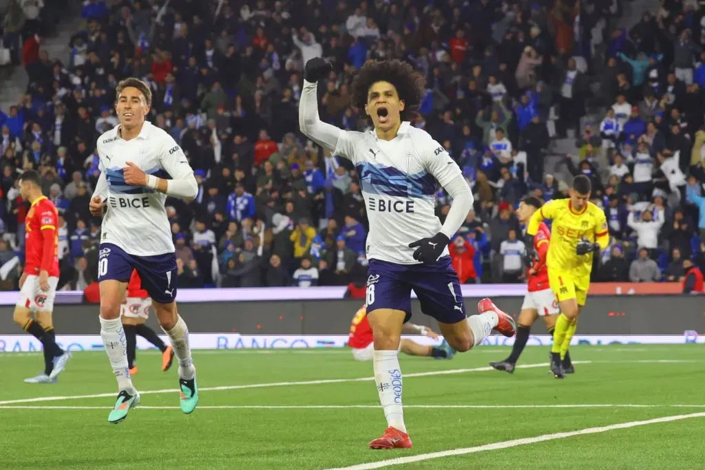 Futbol, Universidad Catolica vs Union Espanola.
Fecha 21, Liga de Primera 2025.
El jugador de Universidad Catolica Eduard Bello, centro, celebra su gol durante el partido de primera division contra Union Espanola disputado en el estadio Claro Arena, Santiago, Chile.
23/08/2025
Dragomir Yankovic/Photosport

Football, Universidad Catolica vs Union Espanola.
21th turn, 2025 First division League.
Universidad Catolica player Eduard Bello, center , celebrates his goal during the first division match against Union Espanola at the Claro Arena stadium, Santiago, Chile.
23/08/2025
Dragomir Yankovic/Photosport
