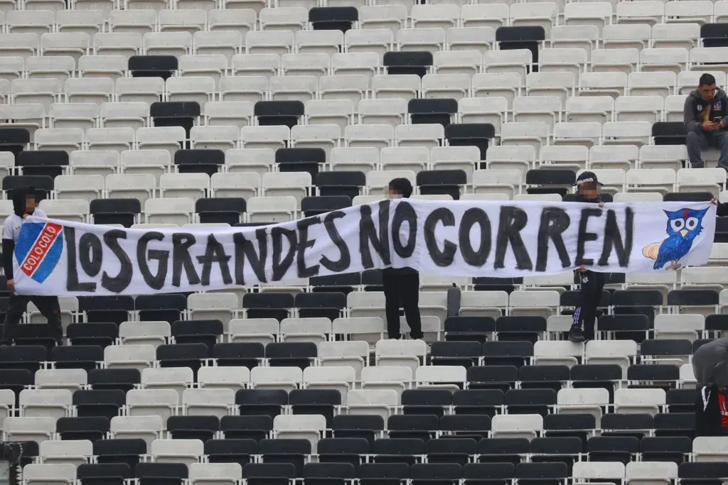 Uno de los dos lienzos que han aparecido de barristas de Colo Colo hacia los hinchas de la U víctimas de la barbarie en Argentina.