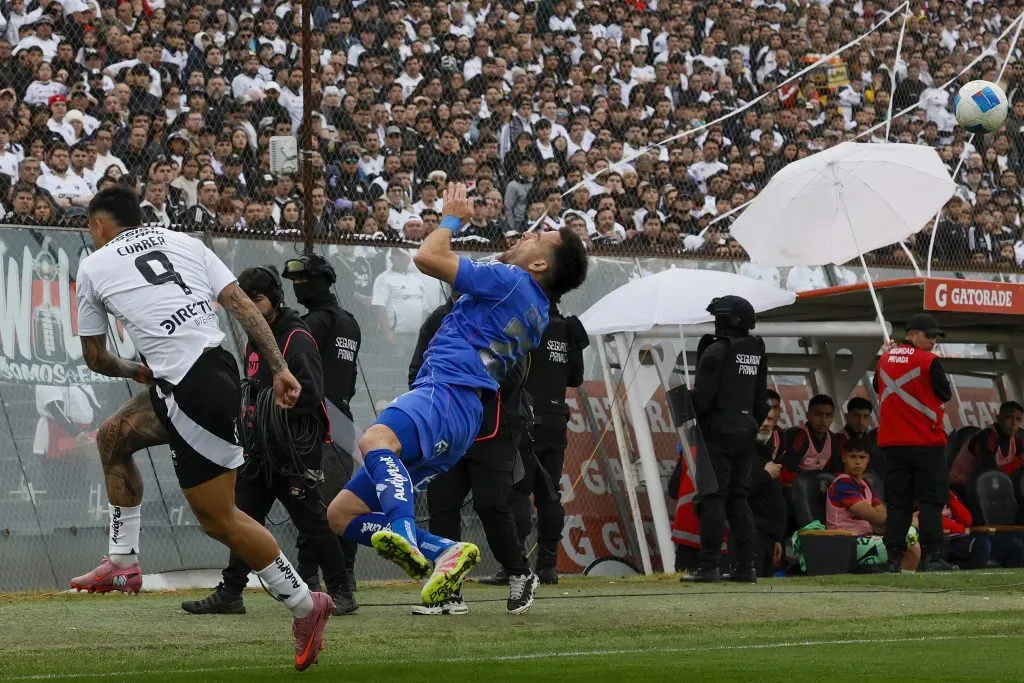 Matías Zaldivia acusó un codazo de Javier Correa que ni el árbitro ni el VAR vieron. Foto: Photosport.