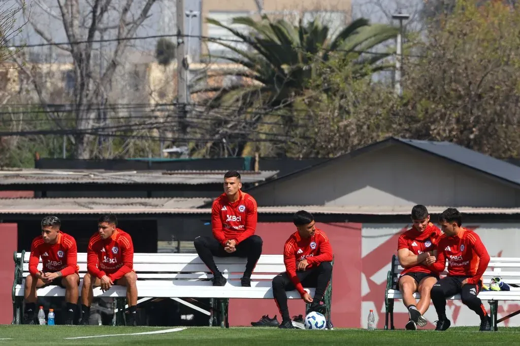Tras el Superclásico los jugadores de Colo Colo y la U comparten en la Roja. Foto: Jonnathan Oyarzun/Photosport