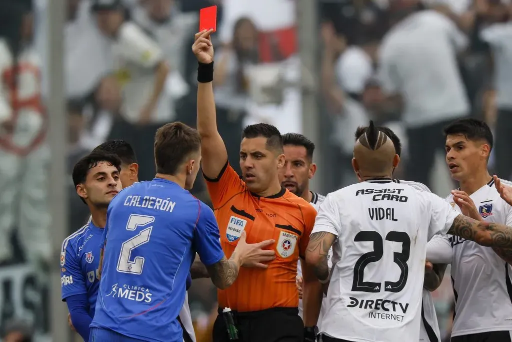 Los reclamos no le sirvieron a Franco Calderón en el Superclásico. Foto: Andres Pina/Photosport