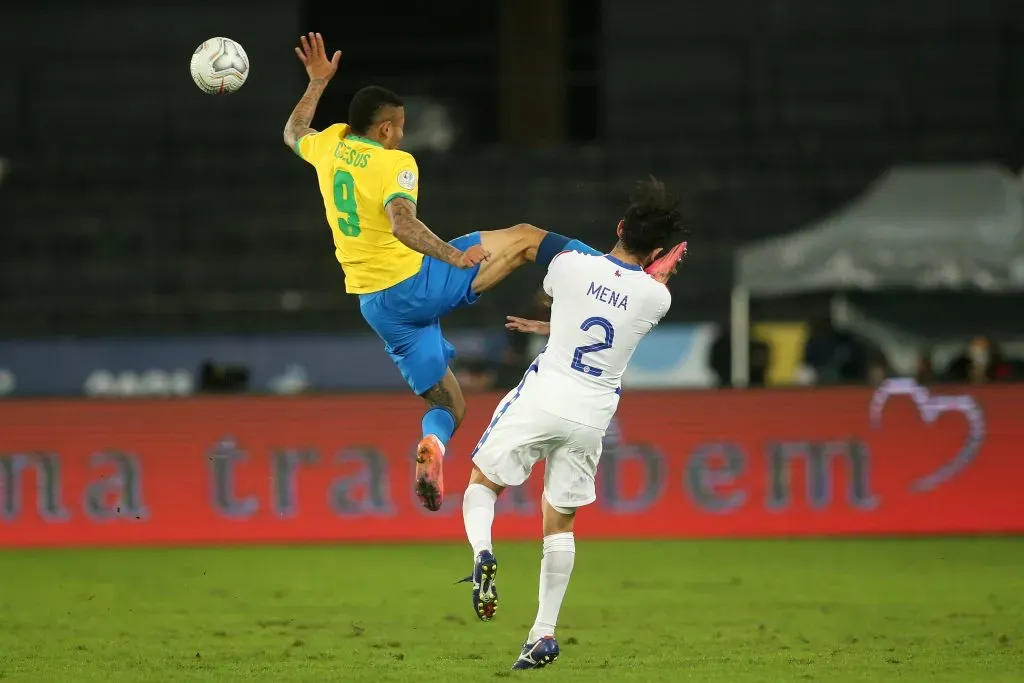 La falta de Gabriel Jesús sobre Eugenio Mena | Photosport