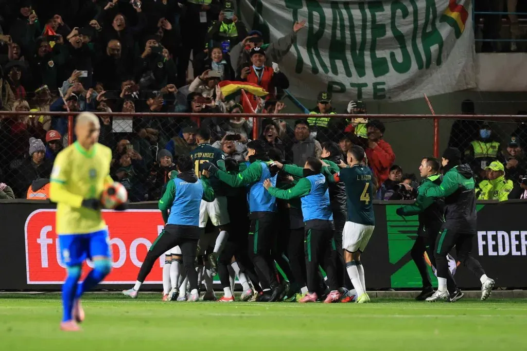 Mientras Chile no pudo clasificar, Bolivia logró la hazaña y se metió en el séptimo lugar de la tabla de posiciones, asegurando el repechaje rumbo al Mundial. Foto: Getty Images.
