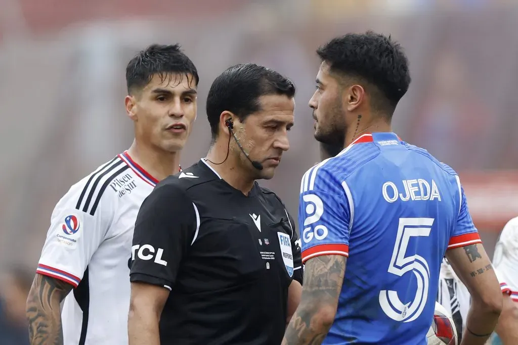 El árbitro Felipe González dirigió el Superclásico en Santa Laura en 2023, cuando empataron 1-1. Foto: Felipe Zanca/Photosport