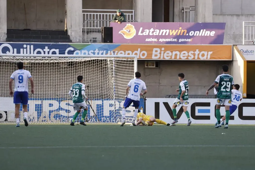 El gol de Santa Cruz. /Photosport