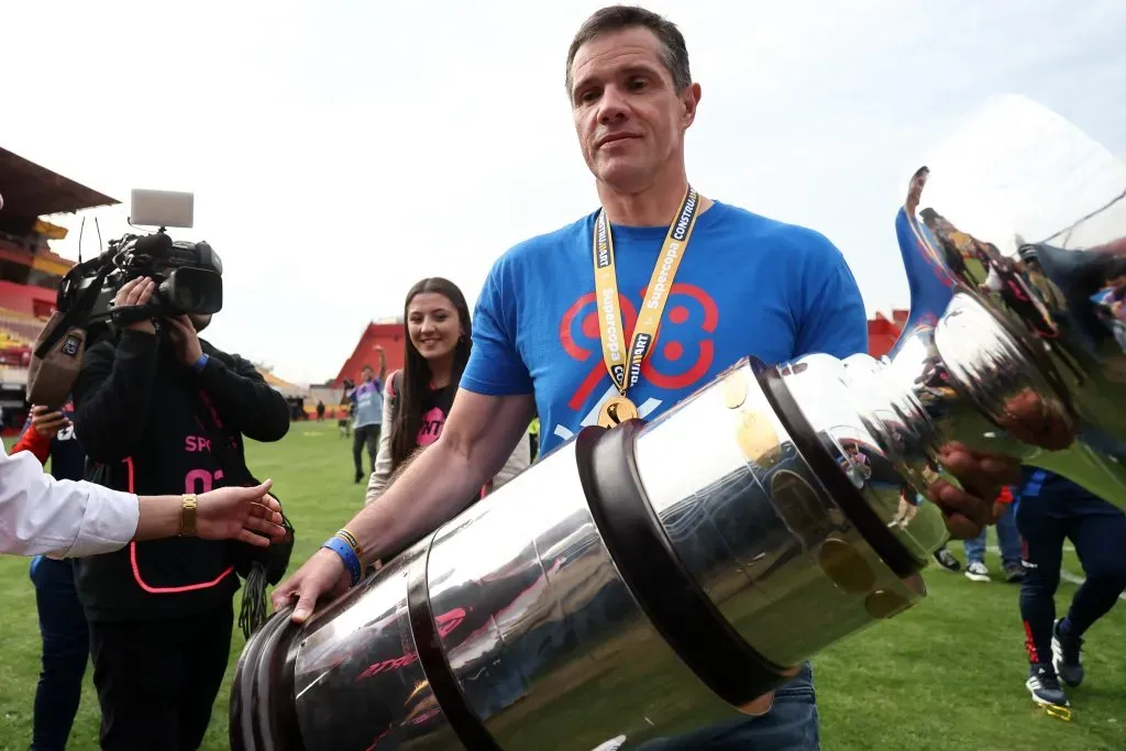 Michael Clark con el trofeo de la Supercopa | Photosport