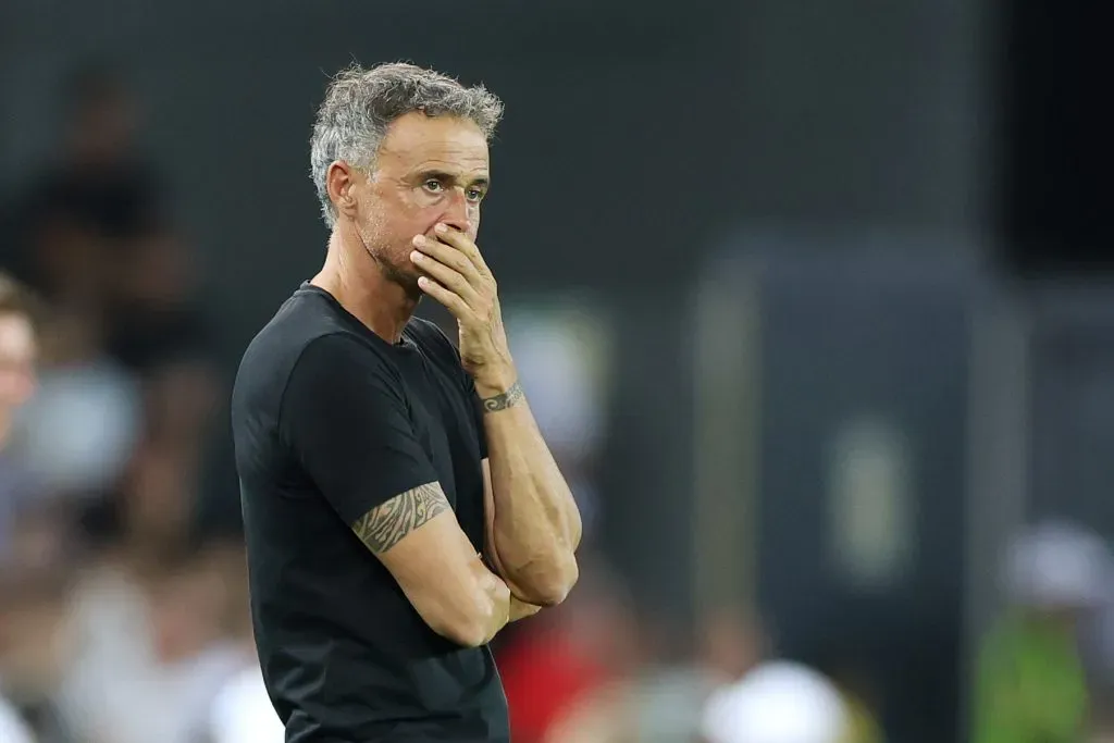 Luis Enrique innova en el fútbol: dirige desde la tribuna