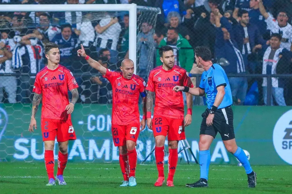 Los jugadores de la Universidad de Chile alegando la mano | Photosport