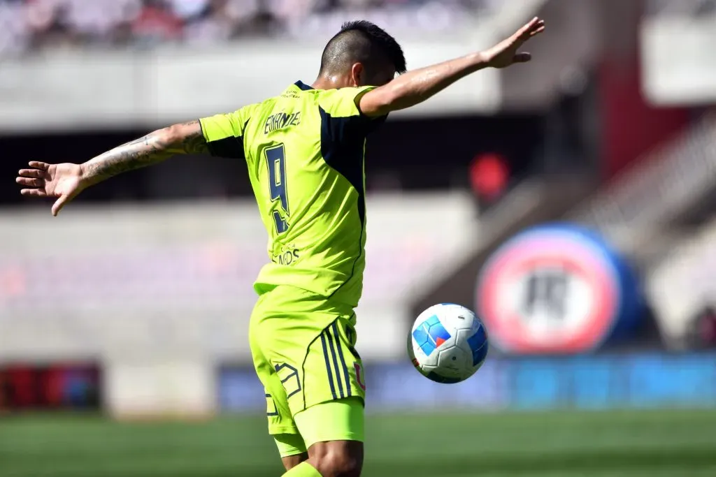 Leandro Fernández fue fuertemente cuestionado por los hinchas de la U. Foto: Alejandro Pizarro Ubilla/Photosport