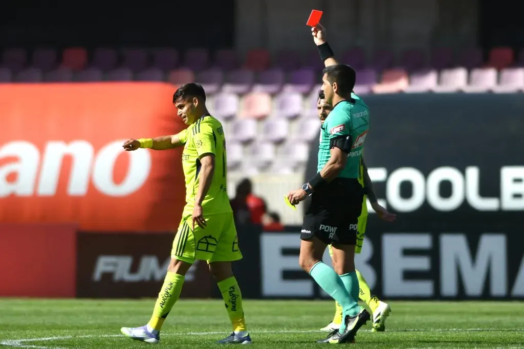 Fabián Hormazábal recibió doble amarilla contra La Serena y se fue expulsado. Foto: Alejandro Pizarro Ubilla/Photosport