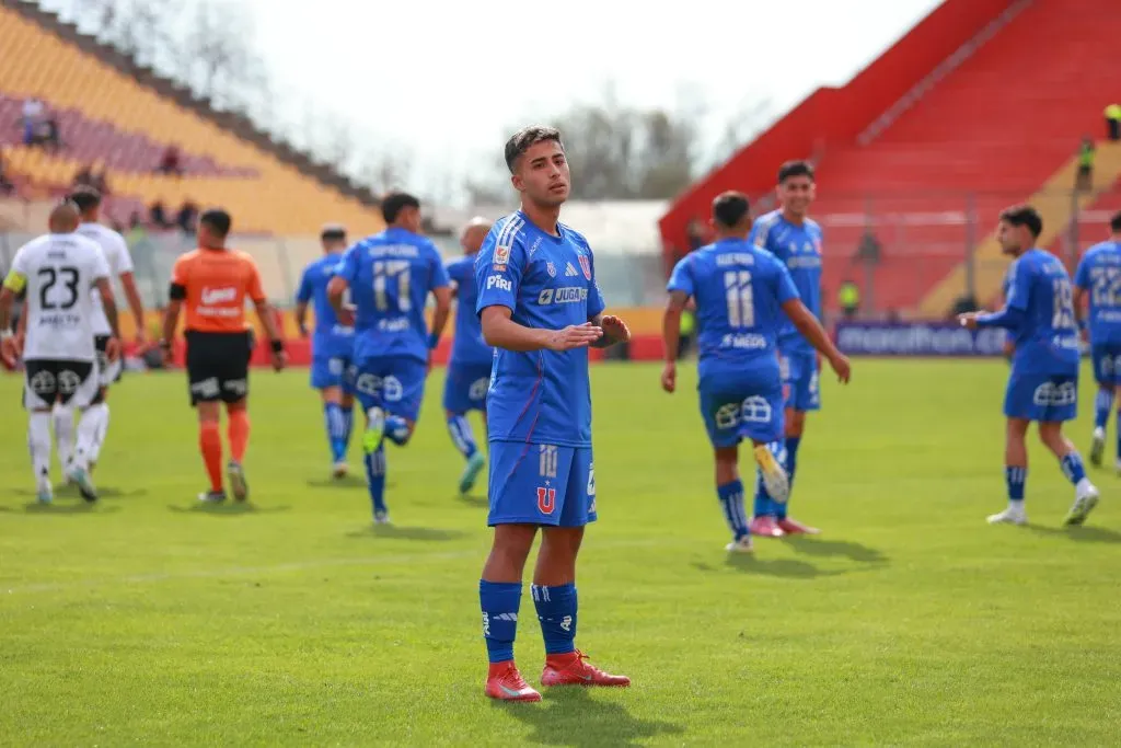 Lucas Assadi la está rompiendo con la U no sólo por el trabajo de Gustavo Álvarez, sino que también por lo que hace afuera del CDA. Foto: Photosport.