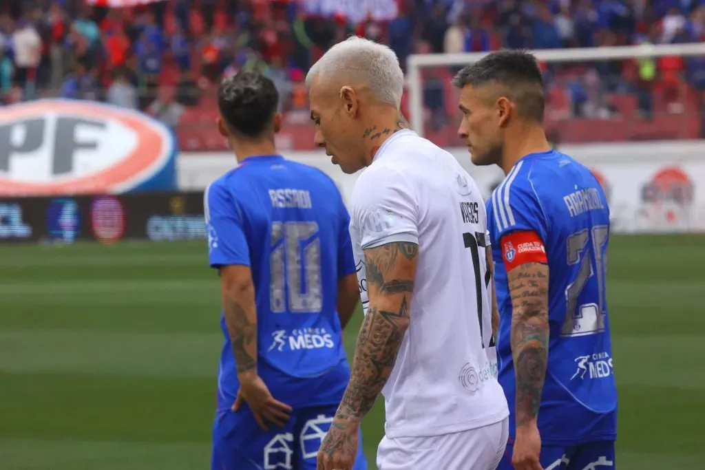 A Eduardo Vargas le hacen la cruz en la U para que vuelva. Foto: Photosport.