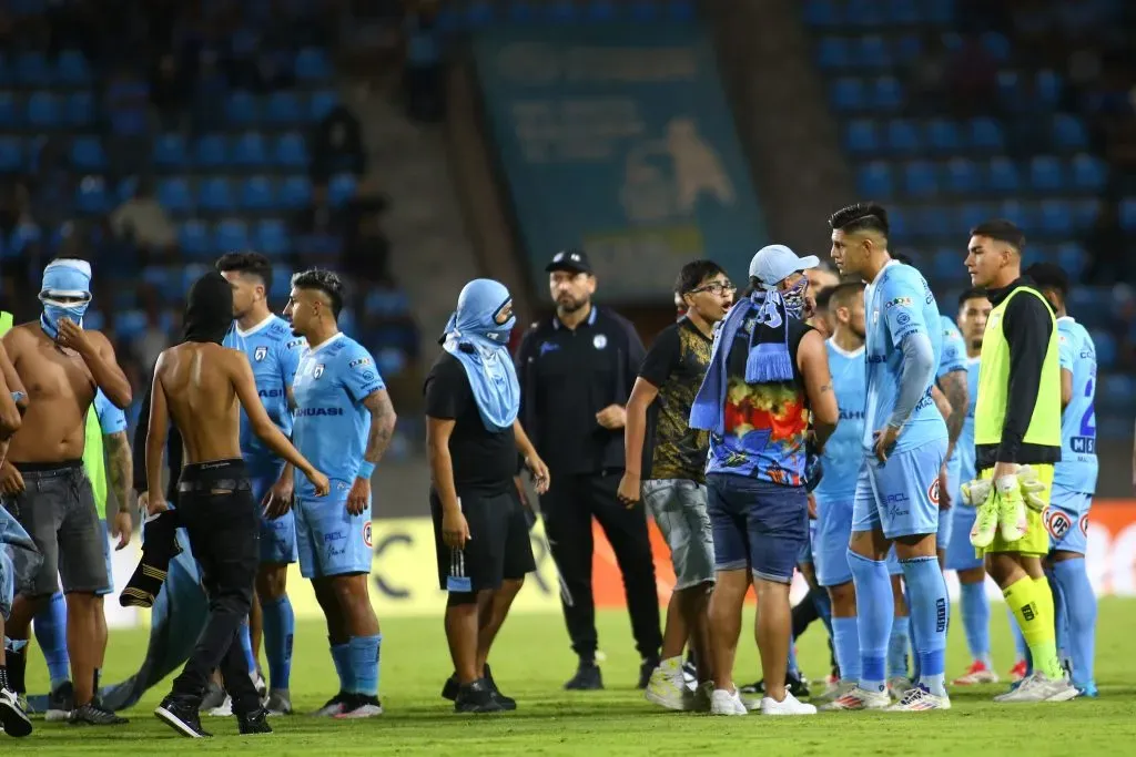 La invasión de barristas en marzo pasado, que le costó castigo al club. /Photosport