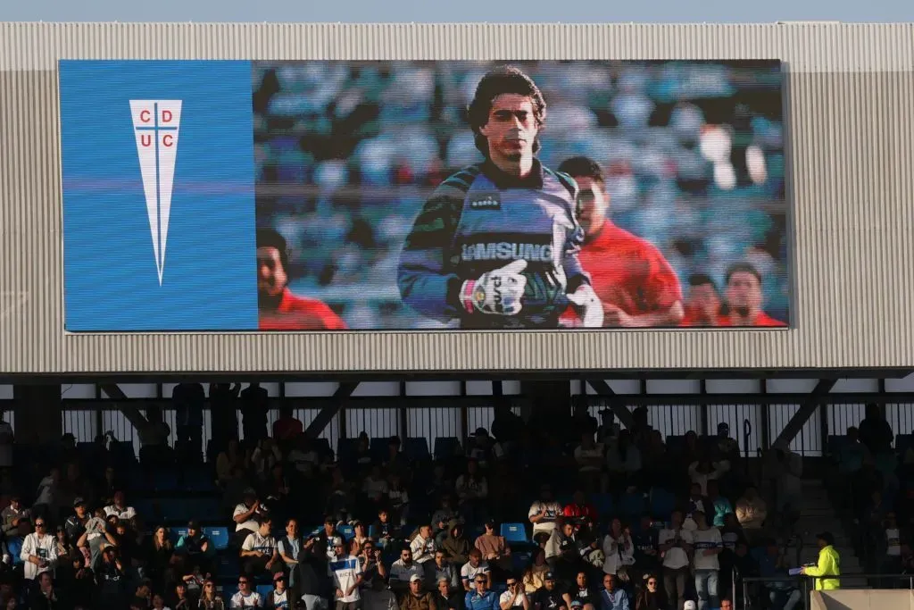 Patricio Toledo recibió toda la fuerza de los hinchas de Universidad Católica. Foto: Dragomir Yankovic/Photosport