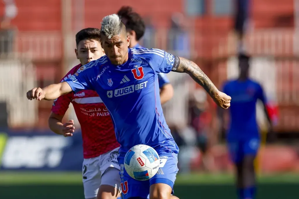 Leandro Fernández ha tenido poca participación en la U en 2026. Foto: Pepe Alvujar/Photosport