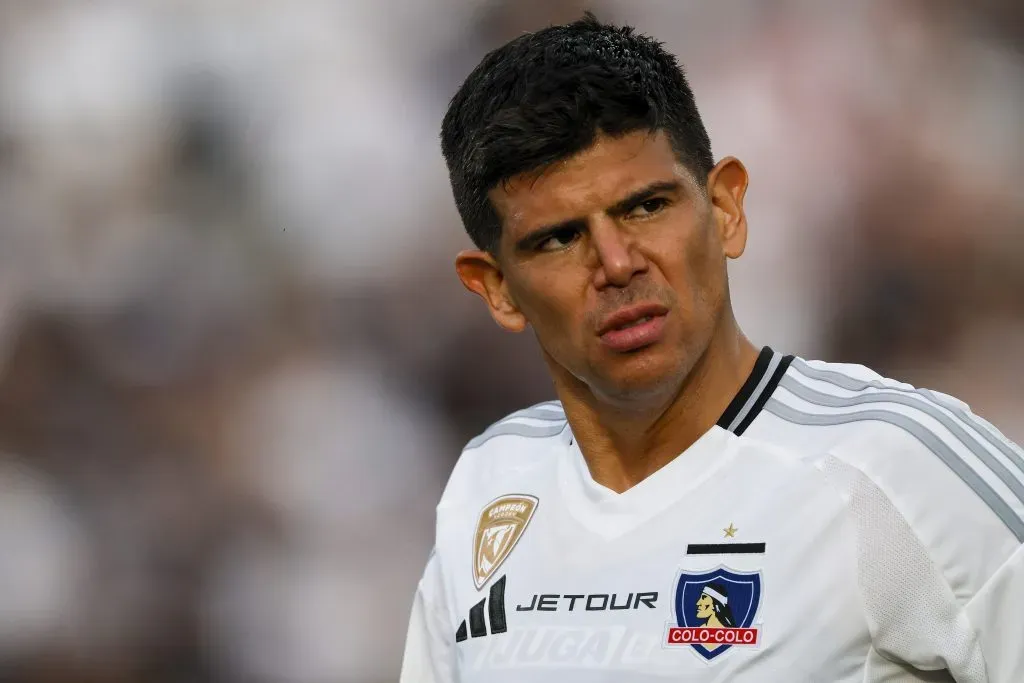 Esteban Pavez no es considerado por Fernando Ortiz y rema desde atrás en Colo Colo. Foto: Photosport.