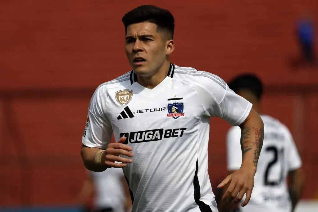 Víctor Felipe Méndez es baja obligada en Colo Colo. Foto: Photosport.