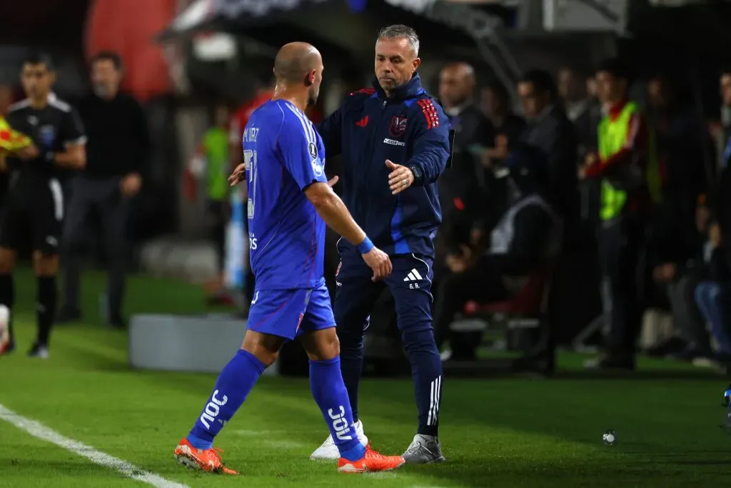 Marcelo Díaz destaca el aporte de Gustavo Álvarez en la U. Foto: Javier Vergara/Photosport