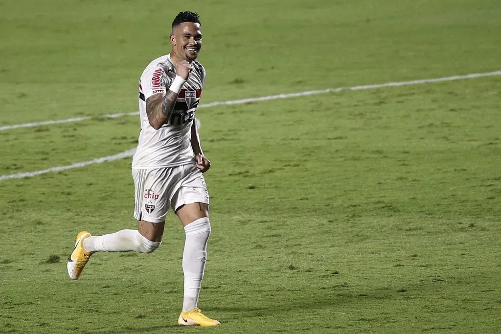 SAO PAULO, BRAZIL – FEBRUARY 25: Luciano of Sao Paulo celebrates after scoring his team’s first goal during a match between Sao Paulo and Flamengo as part of 2020 Brasileirao Series A at Morumbi Stadium on February 25, 2021 in Sao Paulo, Brazil. (Photo by Buda Mendes/Getty Images)