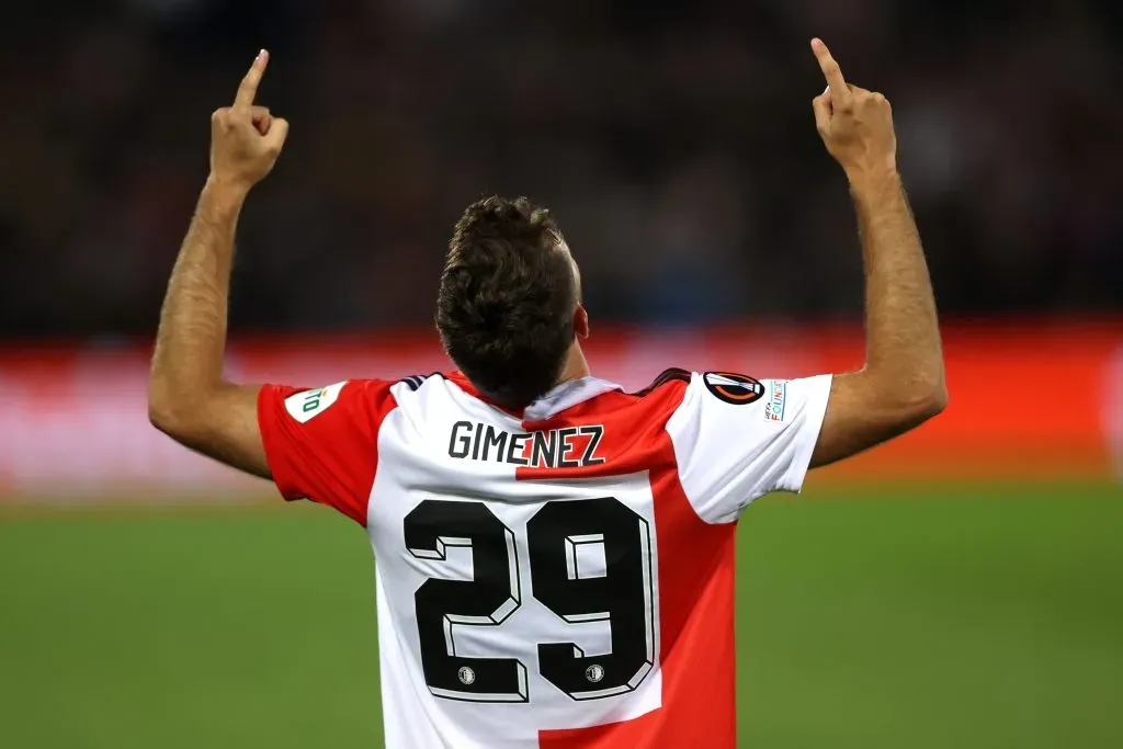 ROTTERDAM, NETHERLANDS – SEPTEMBER 15: Santiago Gimenez of Feyenoord celebrates after scoring their side’s fifth goal during the UEFA Europa League group F match between Feyenoord and SK Sturm Graz at Feyenoord Stadium on September 15, 2022 in Rotterdam, Netherlands. (Photo by Dean Mouhtaropoulos/Getty Images)