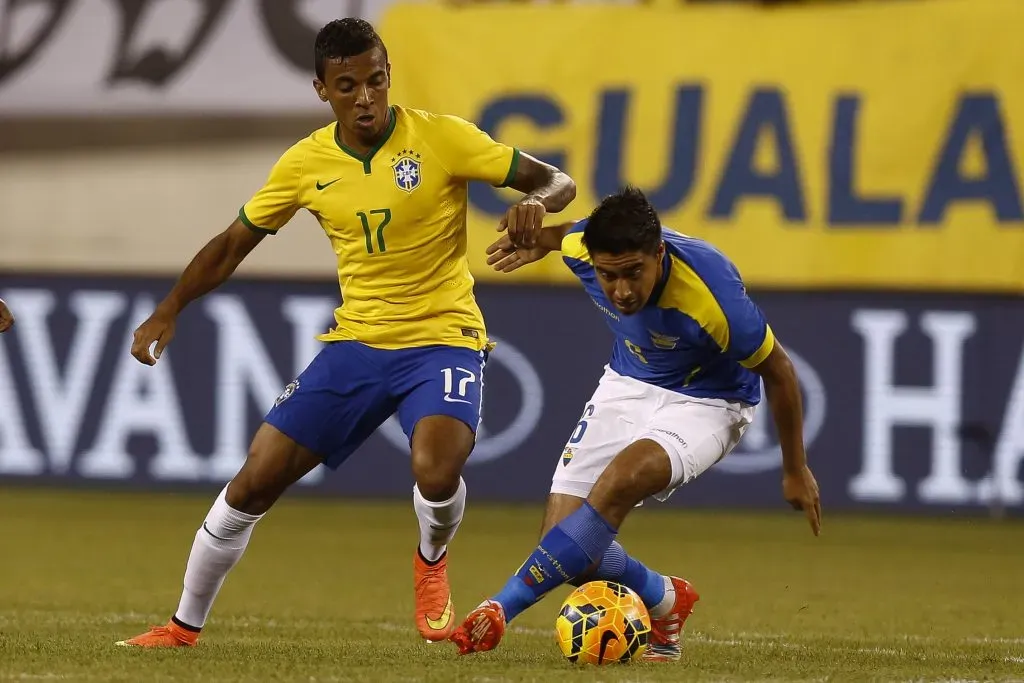 Luiz Gustavo na Seleção Brasileira.  (Photo by Jeff Zelevansky/Getty Images)