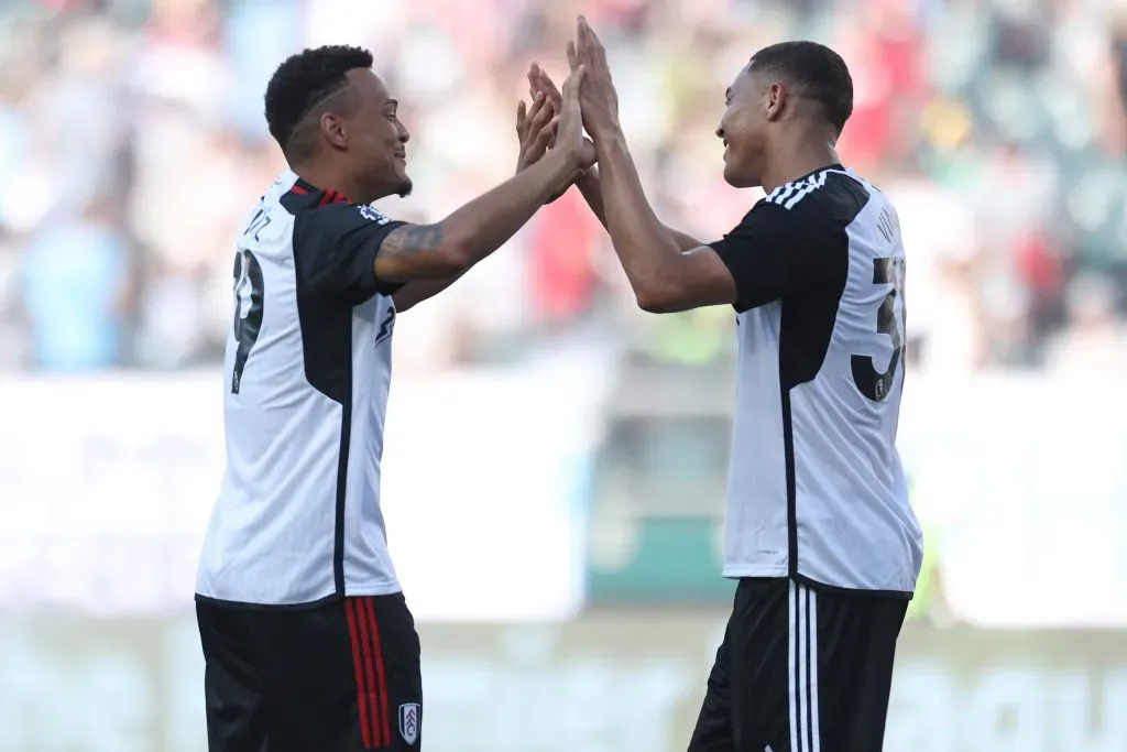 FILADÉLFIA, PENNSYLVANIA – JULHO 23: Rodrigo Muniz #19 e Carlos Vinícius #30 do Fulham FC comemoram após derrotar o Brentford FC por 3-2 durante uma partida da Premier League Summer Series entre Brentford FC e Fulham FC no Lincoln Financial Field em 23 de julho de 2023 na Filadélfia, Pensilvânia. (Foto: Tim Nwachukwu/Getty Images)