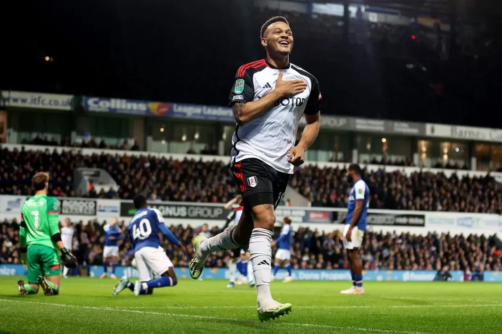 IPSWICH, INGLATERRA – NOVEMBRO 01: Rodrigo Muniz, do Fulham, comemora após marcar o segundo gol de sua equipe durante a partida da quarta rodada da Carabao Cup entre Ipswich Town x Fulham, em Portman Road, em 01 de novembro de 2023, em Ipswich, Inglaterra. (Foto: Catherine Ivill/Getty Images)