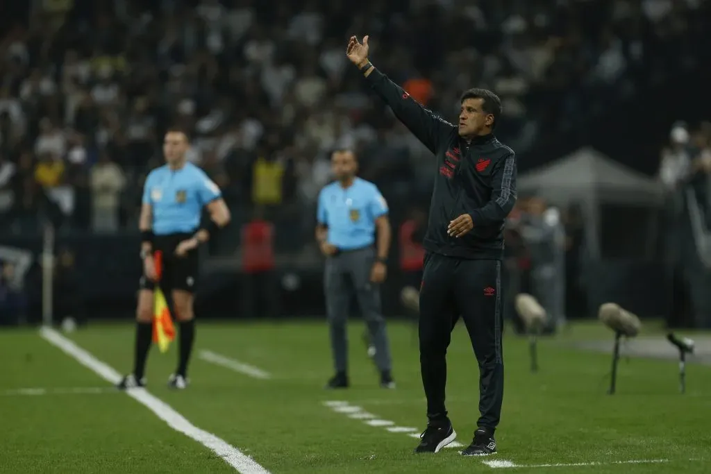 SAO PAULO, BRAZIL – NOVEMBER 1: Wesley Carvalho head coach of Athletico Paranaense gestures during the match between Corinthians and Athletico Paranaense as part of Brasileirao Series A 2023 at Neo Quimica Arena on November 1, 2023 in Sao Paulo, Brazil. (Photo by Ricardo Moreira/Getty Images)