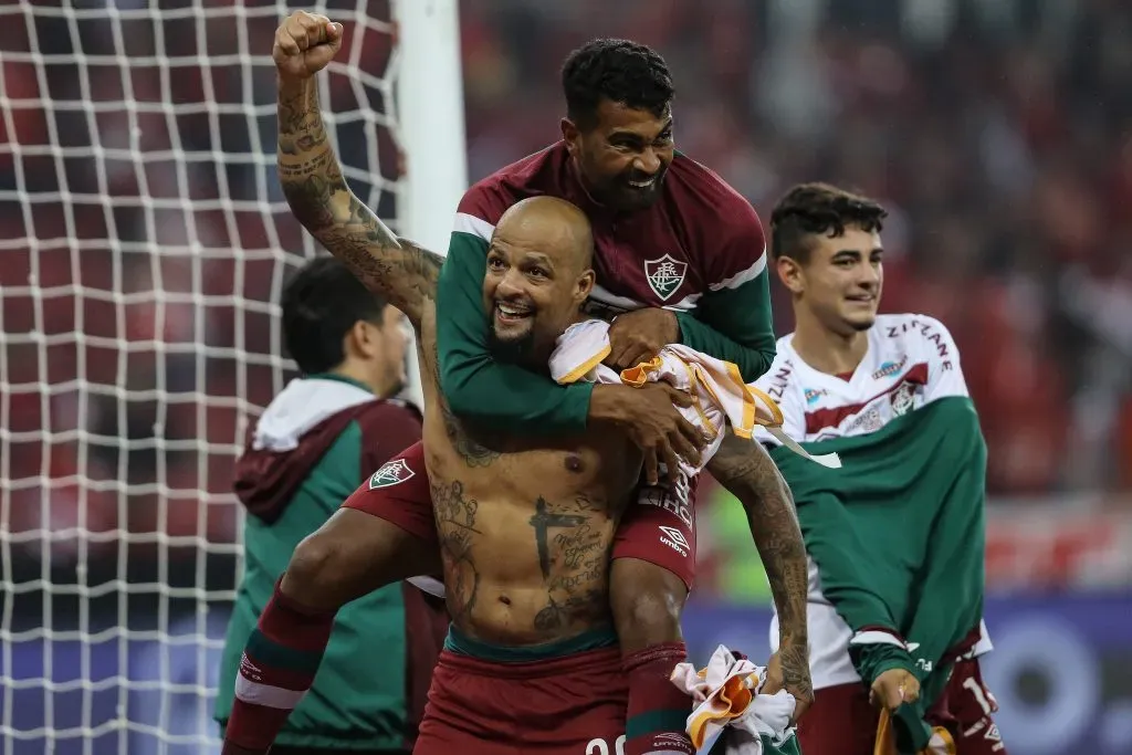 PORTO ALEGRE, BRASIL – OUTUBRO 04: Felipe Melo (C), do Fluminense, comemora a vitória no jogo de volta da semifinal da Copa Conmebol Libertadores 2023 entre Internacional e Fluminense, no Estádio Beira-Rio, no dia 04 de outubro de 2023, em Porto Alegre. (Foto: Pedro H. Tesch/Getty Images)