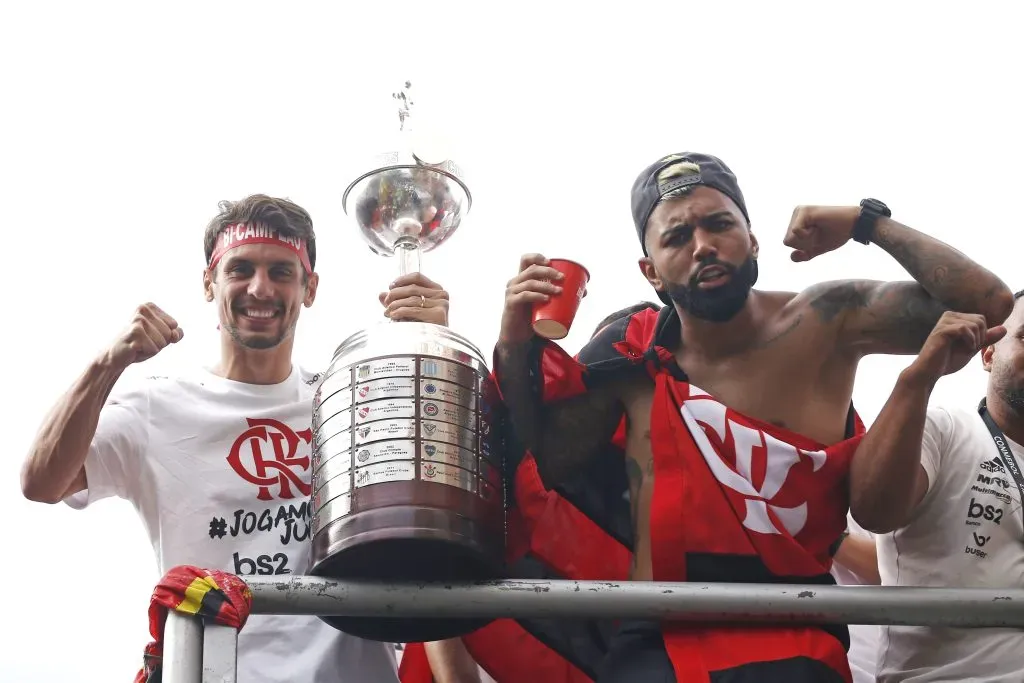 Rodrigo Caio ao lado de Gabigol na Avenida Presidente Vargas. Foto: Wagner Meier/Getty Images