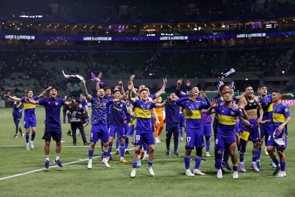 SÃO PAULO, BRASIL – OUTUBRO 05: Valentin Barco, do Boca Juniors (C), e companheiros comemoram após vencer nos pênaltis e avançar à final do torneio após o jogo de volta da semifinal da Copa CONMEBOL Libertadores 2023 entre Palmeiras e Boca Juniors, no Allianz Parque, em 05 de outubro de 2023, em São Paulo, Brasil. (Foto: Alexandre Schneider/Getty Images