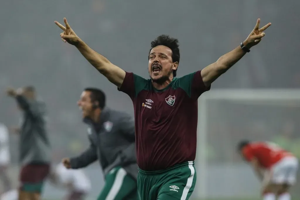 PORTO ALEGRE, BRASIL – OUTUBRO 04: Fernando Diniz, técnico do Fluminense, comemora a vitória no jogo de volta da semifinal da Copa Conmebol Libertadores 2023 entre Internacional e Fluminense, no estádio Beira-Rio, no dia 04 de outubro de 2023, em Porto Alegre. (Foto: Pedro H. Tesch/Getty Images)