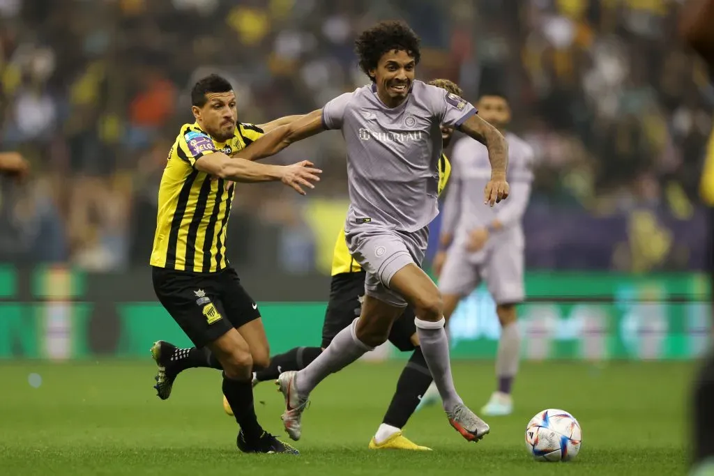 RIADE, ARÁBIA SAUDITA – JANEIRO 26: Luiz Gustavo, do Al Nassr, luta pela posse de bola com Tarek Hamed, do Al Ittihad, durante a partida das semifinais da Supercopa da Arábia Saudita entre Al Ittihad e Al Nassr, no Estádio Internacional Rei Fahd, em 26 de janeiro de 2023, em Riad, na Arábia Saudita. (Foto: Yasser Bakhsh/Getty Images)