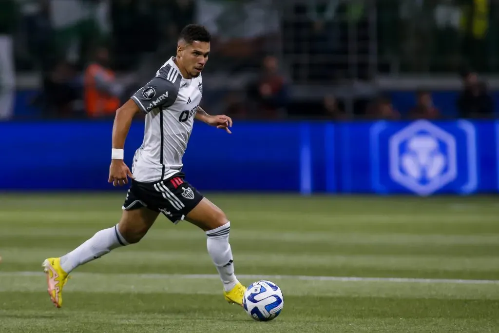 Paulinho atuando contra o Palmeiras na Libertadores (Photo by Miguel Schincariol/Getty Images)