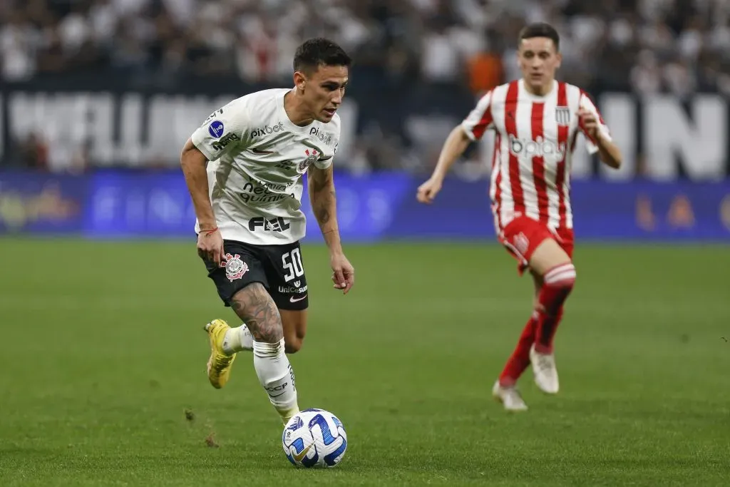 Matías Rojas em ação diante do Estudiantes: (Foto: Ricardo Moreira/Getty Images)