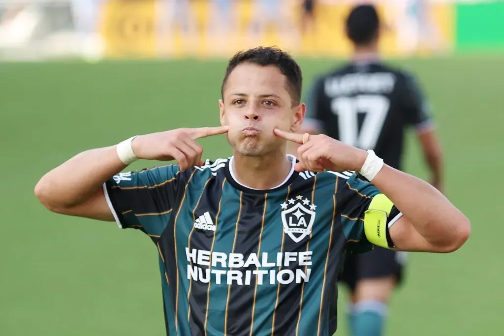 Chicharito ao marcar diante do Inter Miami (Foto: Cliff Hawkins/Getty Images)
