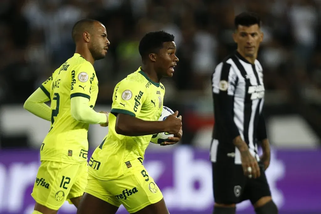 Endrick comemorando um gol diante do Botafogo (Foto: Wagner Meier/Getty Images)