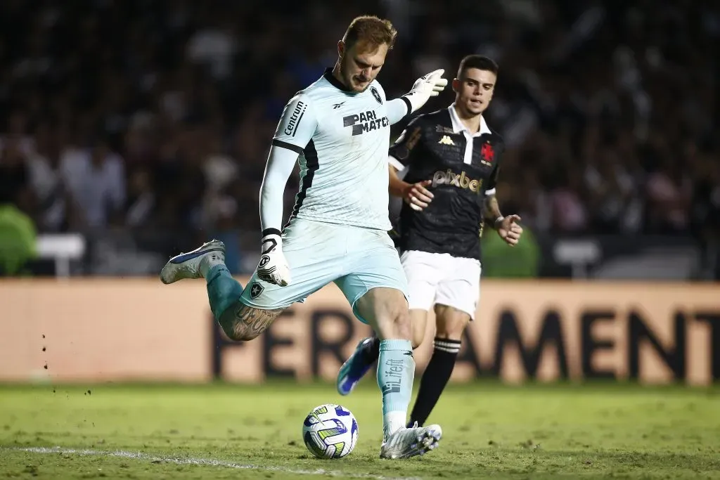 Lucas Perri em ação pelo Botafogo (Foto: Wagner Meier/Getty Images)