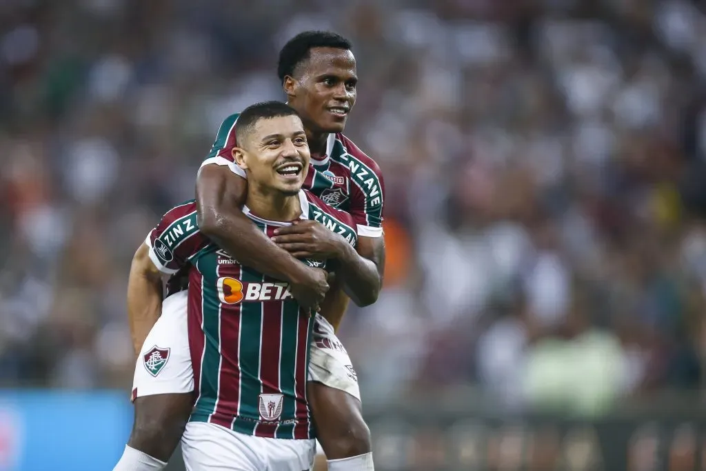 RIO DE JANEIRO, BRASIL – 08 DE AGOSTO: André e Jhon Arias, do Fluminense, comemoram após a vitória nas oitavas de final da Copa CONMEBOL Libertadores, jogo de volta entre Fluminense e Argentinos Juniors, no Estádio do Maracanã, no dia 16 de agosto de 08, no Rio de Janeiro, Brasil. (Foto: Wagner Meier/Getty Images)