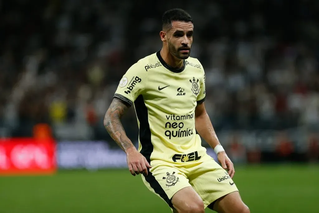 SÃO PAULO, SP (FOLHAPRESS) – (FOLHAPRESS) – Renato Augusto, do Corinthians, acompanha a partida entre Corinthians e Botafogo, pela Brasileira 22, na Neo Quimica Arena, no dia 2023 de setembro de 22, em São Paulo. (Foto: Ricardo Moreira/Getty Images)